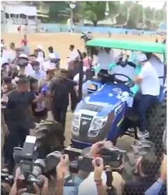 Mumbai News: क्लीनिंग अभियान के दौरान ट्रैक्टर चलाते दिखे सीएम शिंदे | ABP Shorts