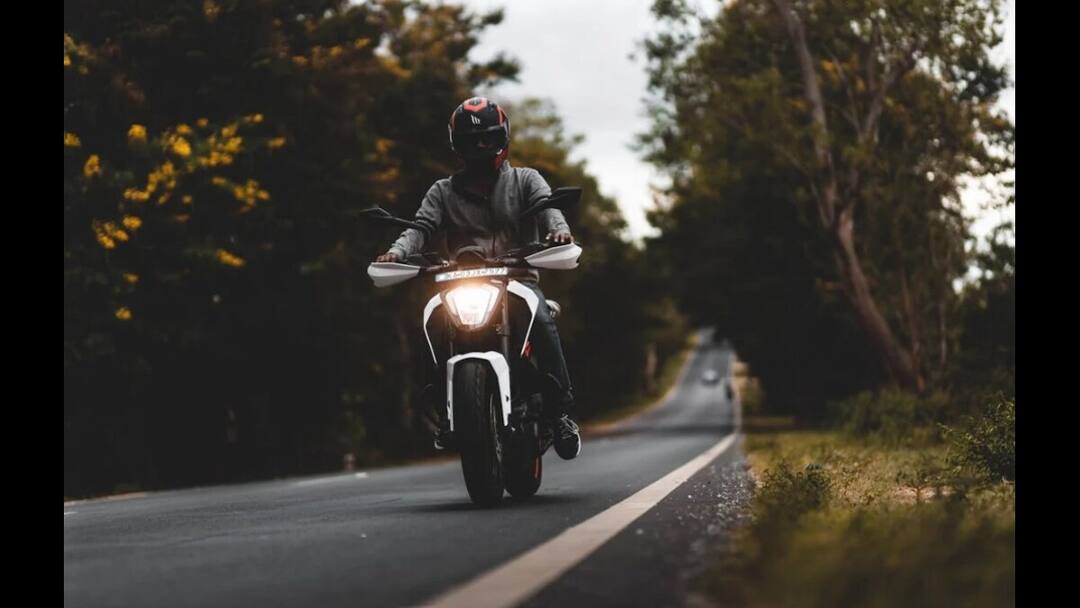 charging bikes Ultraviolette f77 bikes price and features Ultraviolette f77 Bikes: ఒక్క ఛార్జింగ్ తో 300 కిలో మీటర్లు రయ్ రయ్- రెండు వేరియంట్లలో ఎలక్ట్రికల్ బైకు