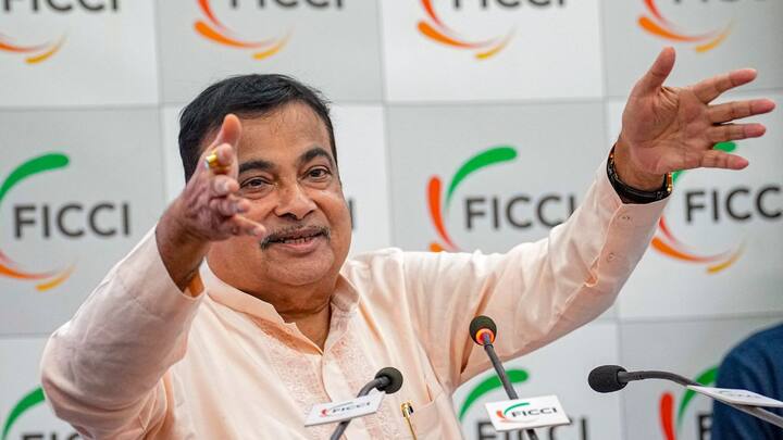 इस पर नितिन गडकरी ने कहा कि नरेंद्र मोदी हमारे नेता है और उनके नेतृत्व में हम काम कर रहे हैं. गडकरी ने कहा कि नरेंद्र मोदी के नेतृत्व में सरकार को सफलता मिले और देश के लिए उनके विचार पर हम जितना हो सके उतना कंट्रीब्यूट करेंगे.