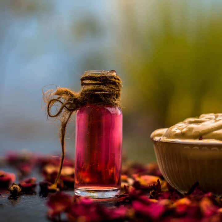 ਇਨ੍ਹਾਂ ਦੋਨਾਂ ਹੀ ਪਹਿਲੂਆਂ ਵਿਚ ਗੁਲਾਬ ਜਲ ਤੁਹਾਨੂੰ ਸਿਰਦਰਦ ਤੋਂ ਨਜਾਤ ਦਿਵਾ ਸਕਦਾ ਹੈ। ਇਕ ਕੱਪੜੇ ਨੂੰ ਗੁਲਾਬ ਪਾਣੀ ਵਿਚ ਭਿਓਂ ਕੇ ਅਪਣੇ ਸਿਰ 'ਤੇ 2 ਘੰਟੇ ਲਈ ਰੱਖ ਦਿਓ, 2 ਘੰਟੇ ਬਾਅਦ ਤੁਹਾਨੂੰ ਅਹਿਸਾਸ ਹੀ ਨਹੀਂ ਹੋਵੇਗਾ ਤੁਹਾਨੂੰ ਸਿਰ ਦਰਦ ਵੀ ਸੀ।