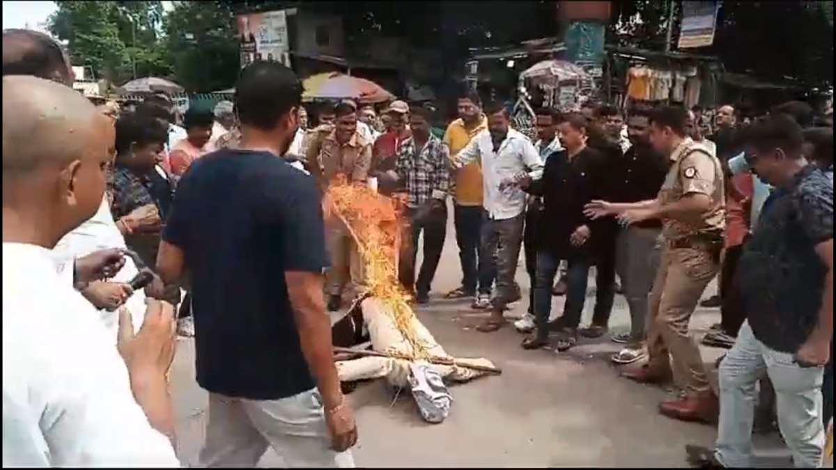 तिरुपति लड्डू प्रसाद मामले पर हिंदू संगठनों का प्रदर्शन, पूर्व CM जगनमोहन रेड्डी का फूंका पुतला