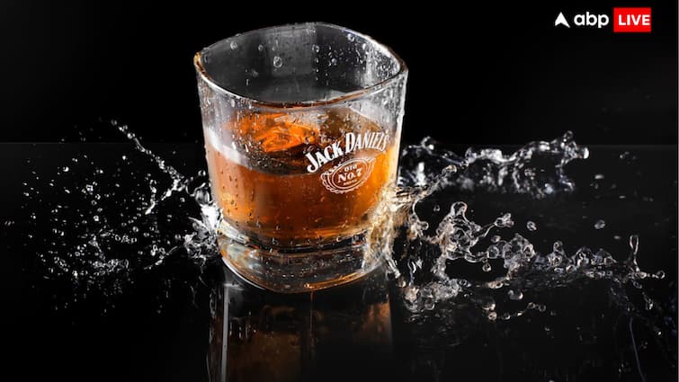 शराब पीने से पहले दो बूंद नीचे क्यों गिराते हैं लोग? दिलचस्प है कारण Why do people down two drops of alcohol before drinking it The reason is interesting शराब पीने से पहले दो बूंद नीचे क्यों गिराते हैं लोग? दिलचस्प है कारण