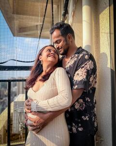 डीपनेक बॉडीकोन ड्रेस में देवोलीना ने फ्लॉन्ट किया बेबी बंप, पति की बाहों में यूं दिए रोमांटिक पोज