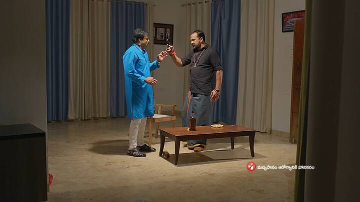 తనపై అటాక్ చేసింది ఎవరంటూ మహదేవయ్య ఆలోచనలో పడతాడు..ఇంతలో వచ్చిన అనుచరుడు నరసింహం జాడ తెలిసిందని చెబుతాడు. వెంటనే బయలుదేరి వెళ్లి...వాడిపై గన్ ఎక్కుపెట్టడంతో ఇదంతా చేయించింది నీ పెద్ద కొడుకే అని చెప్పేస్తాడు