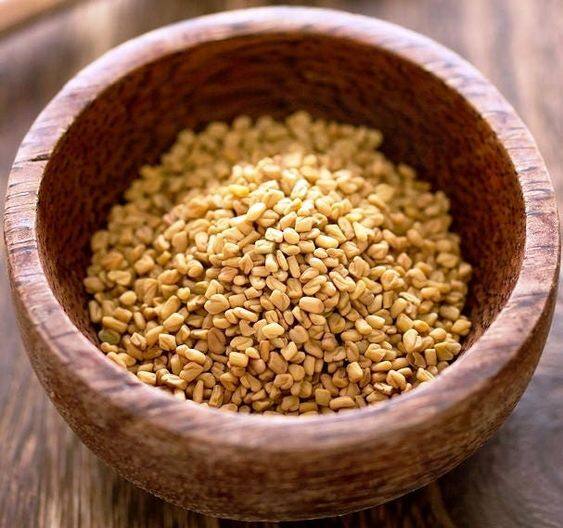 चांगल्या आरोग्यासाठी संतुलित आहार गरजेचा आहे. आहारात फळं भाज्यांसह मेथीच्या दाण्यांचा समावेश केल्यानं अनेक फायदे होतात.