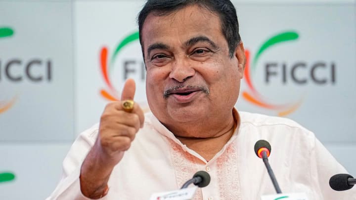 गडकरी बोले कि मेरे कार्यालय में 100-100 लोग आया करते थे. मुझे उन्हें ज्यादा समय देना होता था. छोटे-छोटे व्यक्तियों को ज्यादा समय नहीं देना होता इसलिए उनके काम जल्दी कर देता था और बड़े लोगों को ज्यादा समय देना होता है इसलिए उनके लिए इत्मीनान से समय निकालता था. गडकरी ने कहा कि उनको पोहा खाकर बैठना पड़ा (इंतजार करना पड़ा), लेकिन मेरा उद्देश्य खराब नहीं था.
