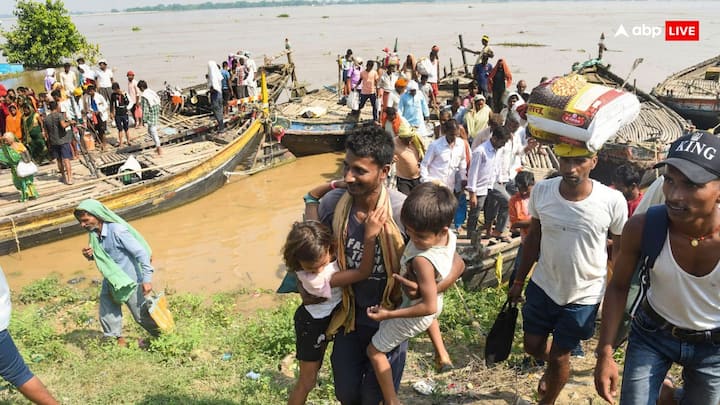 बिहार आपदा प्रबंधन विभाग के अनुसार, राज्य में गंगा नदी के किनारे बसे करीब 11 जिलों के निचले इलाके हाल ही में आई बाढ़ से प्रभावित हैं. इन जिलों में जलस्तर बढ़ने से निचले इलाकों में रहने वाले करीब 5.35 लाख लोग प्रभावित हुए हैं. इन 11 जिलों की कुल 259 ग्राम पंचायतें प्रभावित हैं. भोजपुर और पटना में सबसे ज्यादा 43-43 पंचायतें हाल ही में आई बाढ़ से प्रभावित हुई हैं.