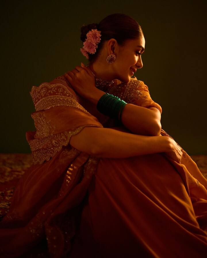 బాలీవుడ్ లోనూ పలు సినిమాల్లో నటించి సత్తా చాటింది.Photo Credit: Mrunal Thakur/Instagram