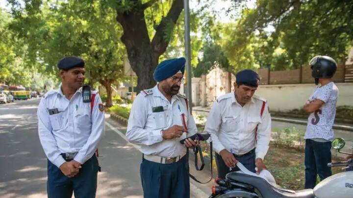 जैसे ड्राइविंग लाइसेंस का नियम, सीटबेल्ट नियम, हेलमेट नियम इस तरह के और भी नियम जिनपर ट्रैफिक पुलिस लोगों का चालान करती है.