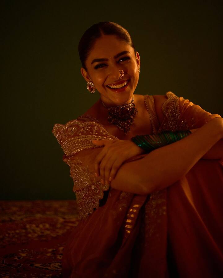 సినిమాలతో వెబ్ సిరీస్ లలోనూ నటిస్తూ బిజీగా గడుపుతోంది.Photo Credit: Mrunal Thakur/Instagram