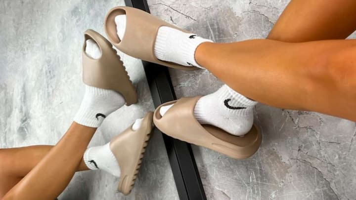 3. Quick-Dry Fabrics: Shoes that dry quickly are a lifesaver during the monsoon. Lightweight sandals, mesh sneakers, and clogs made of quick-drying fabrics are perfect for those who are constantly on the go. These materials allow air circulation, preventing sweat buildup while also drying out easily if they do get wet. Sporty sliders, which have seen a resurgence in popularity, are also a perfect example of quick-dry footwear. (Image Source: Pinterest/ajvoyage)