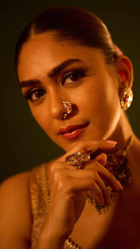 एक लाजरा न साजरा मुखडा...मृणाल ठाकूरचं मराठमोळं सौंदर्य !