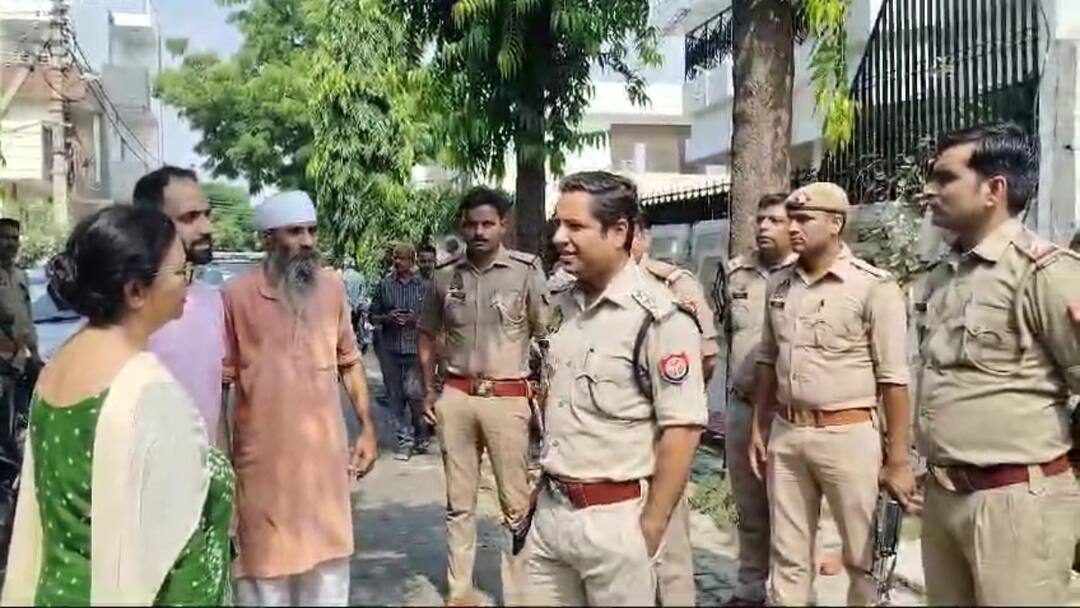 Meerut Bloody conflict between two brothers in due to property dispute Police Many People detained ANN छत से बरस रहे थे पत्थर और नीचे से चल रही थीं ताबड़तोड गोलियां, दो भाईयों के बीच हुआ खूनी संघर्ष