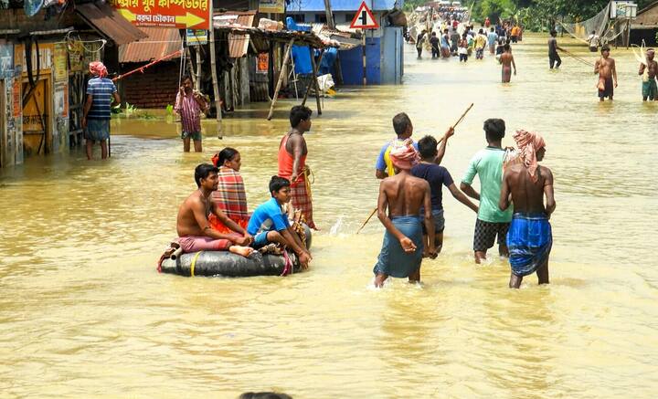 এর মধ্য়ে হুগলির খানাকুলে আস্ত বাড়ি ভেসে যাওয়ার ছবি ভাইরাল হয়েছে। পূর্ব মেদিনীপুরের পাঁশকুড়ায় ভয়াবহ জল যন্ত্রণার ছবি। জাতীয় সড়কের উপর জল থই থই। জল ভরা জাতীয় সড়কে মাছ ধরতে ব্যস্ত স্থানীয় বাসিন্দারা। জলমগ্ন জাতীয় সড়কে বন্ধ যান চলাচল। পাঁশকুড়া পুরসভার ১৮ টি ওয়ার্ড জলমগ্ন। পাঁশকুড়া স্টেশন চত্বরেও জল। সব ছবি: PTI