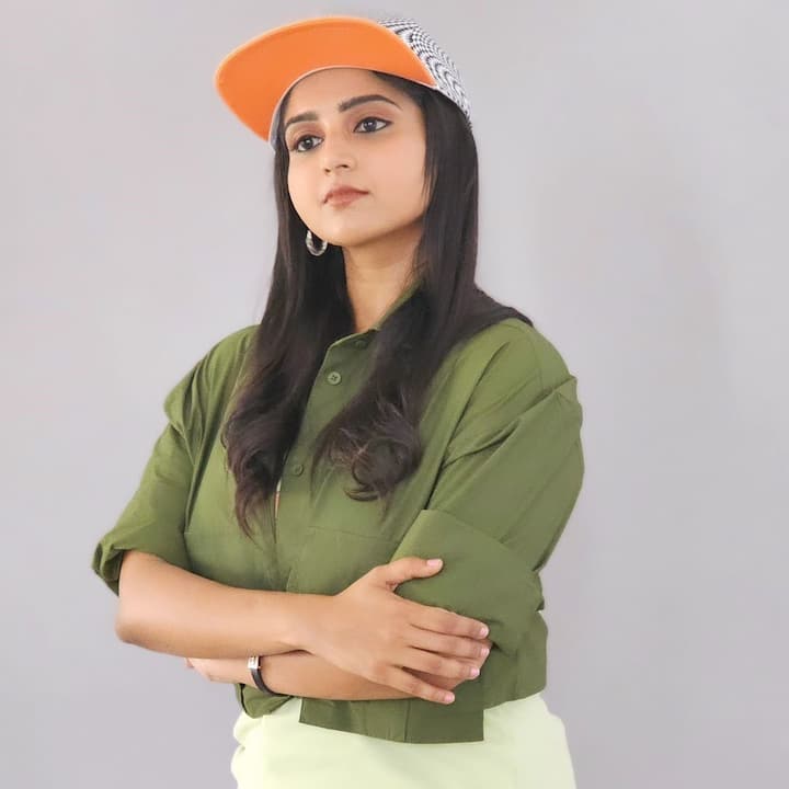 సీరియల్ ఎంత కష్టాలు ఎదుర్కొనే పాత్రలో కనిపిస్తుంది కానీ సోషల్ మీడియాలో యాక్టివ్ గా ఉంటుంది దీపిక రంగరాజు.
