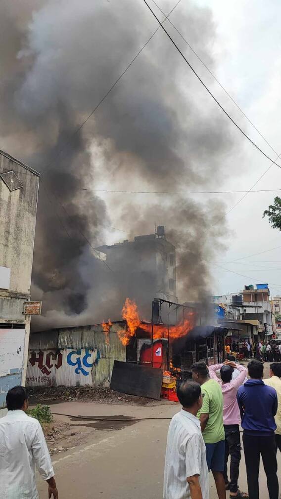वडगाव शेरी परिसरात सुपर मार्केटला भीषण आग !