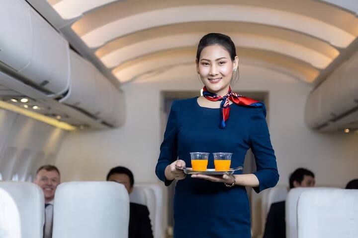 बसमध्ये एक्झिक्युटीव्ह क्लास आहे, लॅपटॉप आहे. विशेष म्हणजे जसं एअर होस्टेस असतं, तसं बस होस्टेस असणार आहे.