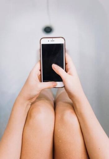 ਪਖਾਨੇ ਵਿੱਚ ਕਈ ਤਰ੍ਹਾਂ ਦੇ ਹਾਨੀਕਾਰਕ ਬੈਕਟੀਰੀਆ ਹੁੰਦੇ ਹਨ, ਜੋ ਸਿਹਤ ਨੂੰ ਨੁਕਸਾਨ ਪਹੁੰਚਾ ਸਕਦੇ ਹਨ। ਜੇਕਰ ਤੁਸੀਂ ਮੋਬਾਈਲ ਜਾਂ ਕੋਈ ਹੋਰ ਡਿਵਾਈਸ ਟਾਇਲਟ 'ਚ ਲੈ ਕੇ ਜਾਂਦੇ ਹੋ ਤਾਂ ਉਸ 'ਤੇ ਵੀ ਬੈਕਟੀਰੀਆ ਲੱਗਣ ਦੀ ਸੰਭਾਵਨਾ ਹੁੰਦੀ ਹੈ। ਜੋ ਕਿ ਬਿਲਕੁਲ ਵੀ ਸੁਰੱਖਿਅਤ ਨਹੀਂ ਹੈ।