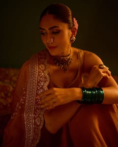 Mrunal Thakur: ముక్కుకు ముక్కెర, కొప్పున చామంతులు- మృణాల్ ఇలా చూస్తే మతిపోవాల్సిదే!