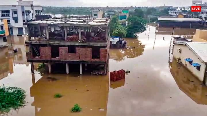 Weather Update: देशभर में भारी बारिश और बाढ़ से हाहाकार मचा हुआ है. उत्तर प्रदेश, उत्तराखंड, पश्चिम बंगाल, बिहार, आंध्र प्रदेश समेत देश के तमाम राज्य बाढ़ की चपेट में आ गए हैं.