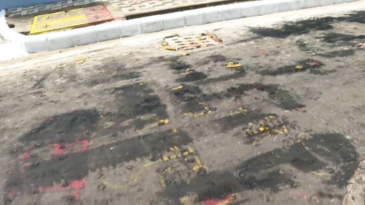 স্বাস্থ্যভবনের দেওয়ালও নতুনভাবে রঙ করা হয়েছে। এছাড়াও গোটা রাস্তায় যেখানে যেখানে স্লোগান ছিল সেখানেই কালো এই রঙ দিয়ে মুছে দেওয়া হল আন্দোলনকারী জুনিয়র চিকিৎসকদের প্রতিবাদের ভাষা।