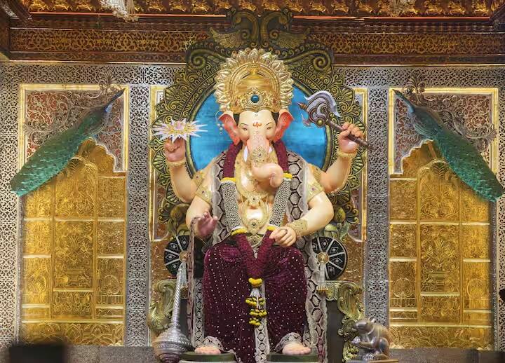 રોકડ ઉપરાંત ભક્તોએ સોના-ચાંદીના ઘરેણાં પણ દાનમાં આપ્યા હતા.