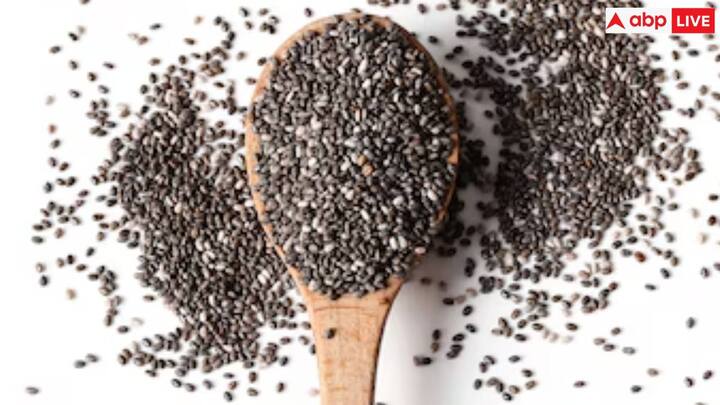 फाइबर: चिया के बीजों में फाइबर की मात्रा अधिक होती है, जो वजन घटाने, हृदय स्वास्थ्य को बेहतर बनाने और कोलेस्ट्रॉल को कम करने में मदद कर सकता है. फाइबर को पचने में अधिक समय लगता है, जिससे आपको लंबे समय तक भरा हुआ महसूस करने में मदद मिल सकती है. चिया सिड्स के पानी में नींबू का रस डालकर पी सकते हैं.