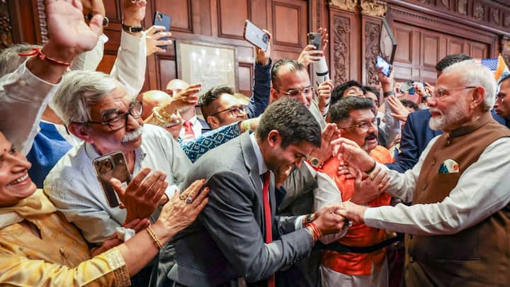 PM Modi was greeted by members of the Indian diaspora at a hotel in Wilmington. (Image Source: PTI)