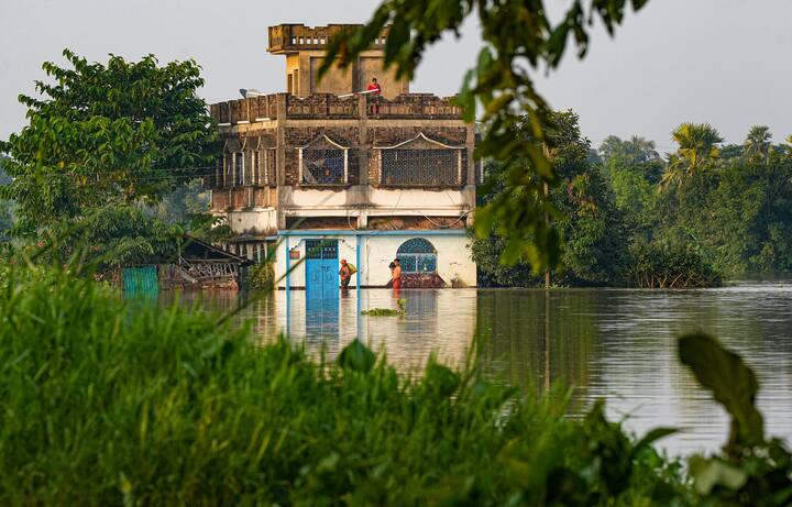 দেখে মনে হতে পারে কোনও দ্বীপ। কিন্তু আদতে এটি ঘাটালের জনপদ। বিদ্য়ুতের খুঁটি থেকে হাইটেনশনের তার, সবই এখন জলের তলায়। এতটাই জল উঠেছে যে একাধিক বহুতলের একতলা-দোতলা জলের তলায়।