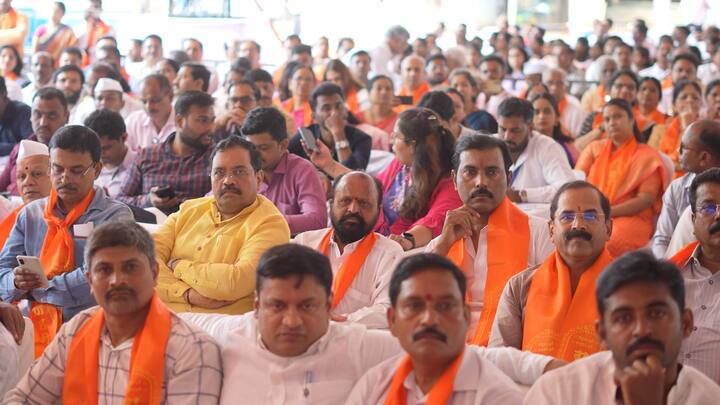 आगामी काळात पुण्याला प्रदूषणमुक्त बनवण्यासाठी इथेनॉलचा वापर करणाऱ्या या सार्वजनिक वाहतुकीची सेवा सुरू करण्याबाबत गडकरींनी मार्गदर्शन केलेय.