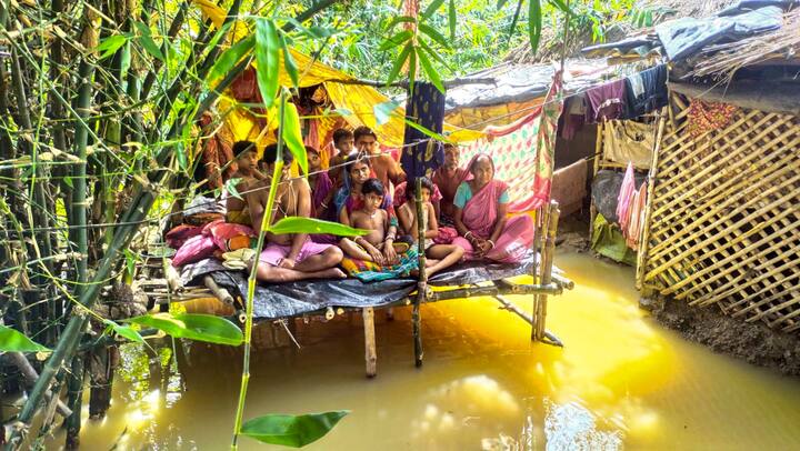 পূর্ব মেদিনীপুরের পাঁশকুড়া জলে থই থই। বাড়ি থেকে জমি সব ডুবেছে জলের তলায়।  আরামবাগ ও পুরশুড়ার ত্রাণ শিবিরে সরিয়ে নিয়ে যাওয়া হয়েছে বহু মানুষকে। সিংহভাগ এলাকা বিদ্যুৎ বিচ্ছিন্ন, মিলছে না মোবাইলের নেটওয়ার্কও।