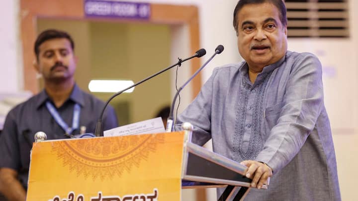 वहीं उनसे जब यह पूछा गया कि भोजपुरी सिंगर पवन सिंह से उनके रिश्ते कैसे हैं? तो उन्होंने कहा कि उनके सभी से अच्छे रिश्ते हैं और वह सभी भाषाओं के गाने सुनते हैं. यही नहीं उन्हें गुलजार और जावेद अख्तर, मराठी से लेकर हर भाषा के संगीत पसंद है.