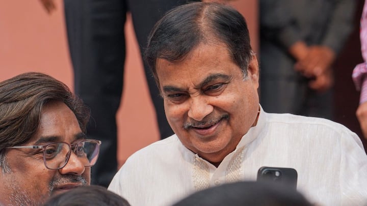 नितिन गडकरी ने यह भी बताया कि उन्हें गजलें सुनना बहुत पसंद है. यही नहीं लकी अली के गाने भी बहुत सुनते हैं नितिन गडकरी. मुझे किसी से कोई लेना देना नहीं जब तक जनता कहेगी तब तक काम करूंगा नहीं रहेगी तो मैं चुपचाप अपने घर चला जाऊंगा.
