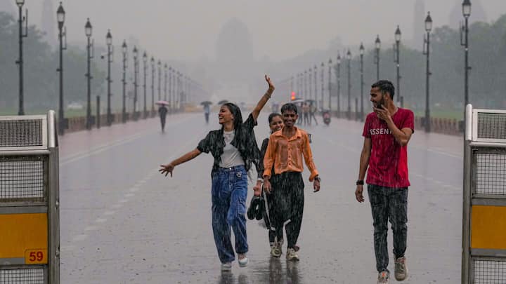 Delhi Weather Update: दिल्ली में मौसम का मिजाज तेजी से बदलने के संकेत हैं. IMD ने लोगों को सतर्क रहने को कहा है. आने वाले दिन में तापमान बढ़ने की तो सुबह के समय पारा  गिरने की संभावना है.