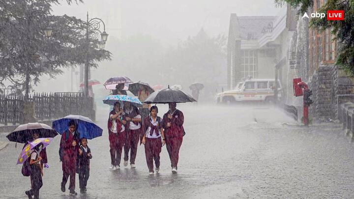 राजस्थान में बारिश का दौर अभी जारी रहने की संभावना है. ऐसे में अगले दो हफ्तों में राज्य के कुछ हिस्सों में हल्की से भारी बारिश हो सकती है. मौसम विभाग के प्रवक्ता के अनुसार, चक्रवाती परिसंचरण के कारण अगले 24 घंटों में भरतपुर, जयपुर, अजमेर, उदयपुर, बीकानेर व कोटा संभाग के कुछ भागों में मेघ गर्जन के साथ हल्की से मध्यम बारिश होने की संभावना है.