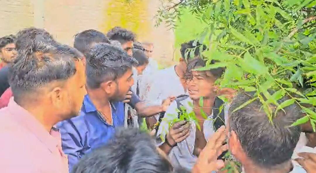 Yavatmal Crime News Cheating on the pretext of polishing jewellery One absconded while one was arrested maharashtra marathi news Yavatmal Crime News : दागिने चमकून देण्याच्या बहाण्याने लाखोंचा गंडा, प्रकरण उजेडात येताच ग्रामस्थांनी दिला फसवणूक करणाऱ्याला जबर चोप