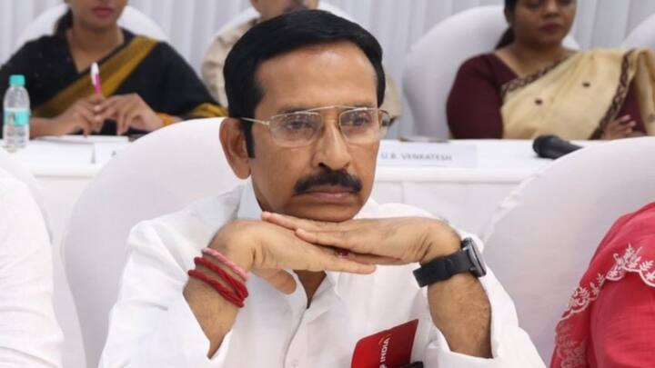 कांग्रेस ने पश्चिम बंगाल में प्रदेश अध्यक्ष के पद पर अधीर रंजन चौधरी की जगह सुभांकर सरकार को बैठा दिया है.