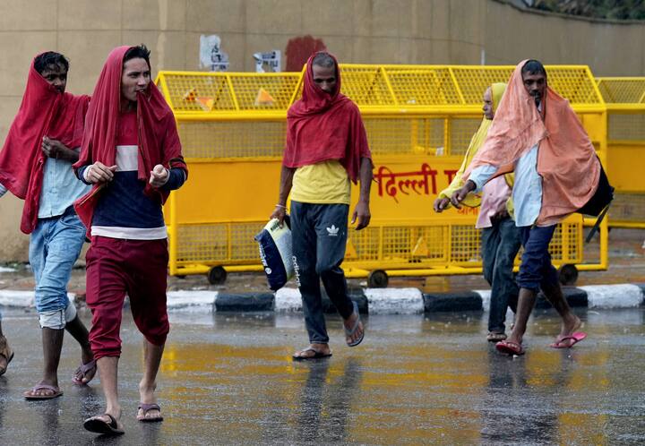 दिल्ली में शनिवार को न्यूनतम तापमान 25 डिग्री सेल्सियस दर्ज किया गया जो इस मौसम का सामान्य तापमान है.