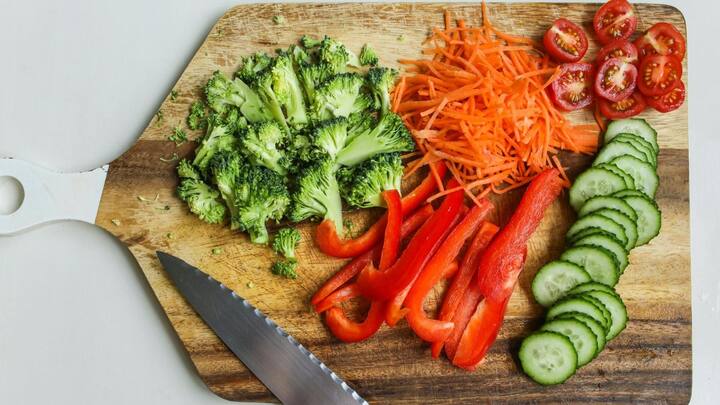 ப்ரோக்கோலி, கேரட், காளாக், சிக்கன் என சேர்த்து தொட்டுக்கொள்ளும் உணவாக செய்து சாப்பிடலாம்.ப்ரோக்கோலி சாதம் செய்யலாம்.