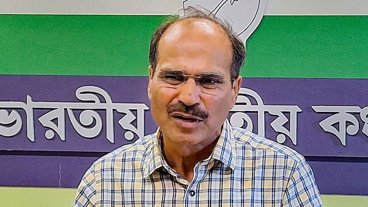 लोकसभा चुनाव में कांग्रेस का प्रदर्शन पश्चिम बंगाल में कुछ खास नहीं रहा, जिसे देखते हुए पार्टी ने पश्चिम बंगाल का कांग्रेस प्रदेश अध्यक्ष अधीर रंजन चौधरी की जगह किसी और को बना दिया है. ये तो पूर्व प्रदेश अध्यक्ष के पर कतरने जैसी बात हो गई है.