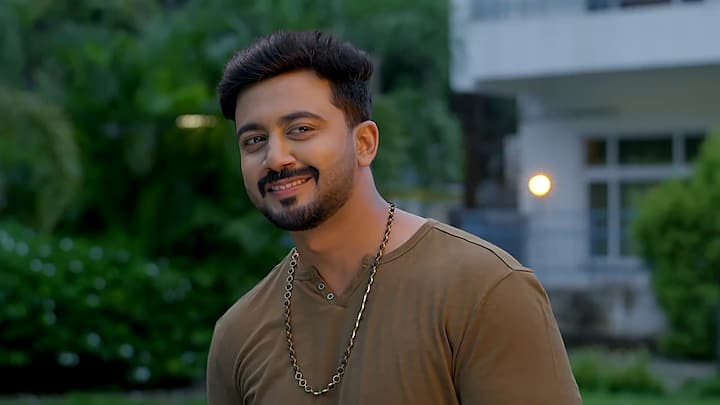 సినిమా ఆద్యంతం కూడా సాయికుమార్ తన కన్న కొడుకైన సందీప్ కిషన్ కి అన్యాయం చేసి..పెంపుడు కొడుకైన శర్వానంద్ కే ఫేవర్ చేస్తున్నాడని అనుకుంటారు.. కానీ ట్విస్ట్ రివీల్ అయ్యాక ప్రేక్షకులు పెద్ద షాక్ తగులుతుంది.