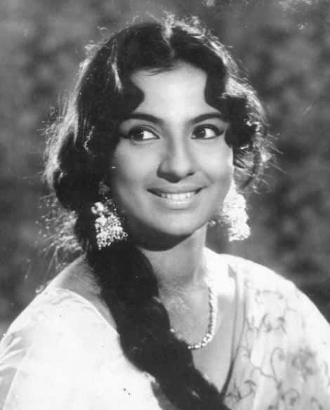 1950 में 7 साल की उम्र में तनुजा अपनी बड़ी बहन नूतन की फिल्म हमारी बेटी में नजर आई थीं. फिर 10 साल बाद फिल्म छबीली से तनुजा ने बॉलीवुड डेब्यू किया. तनुजा ने अपने करियर में लगभग 35 फिल्में की हैं लेकिन यहां आपको उनकी 7 बेस्ट फिल्मों के बारे में बता रहे.