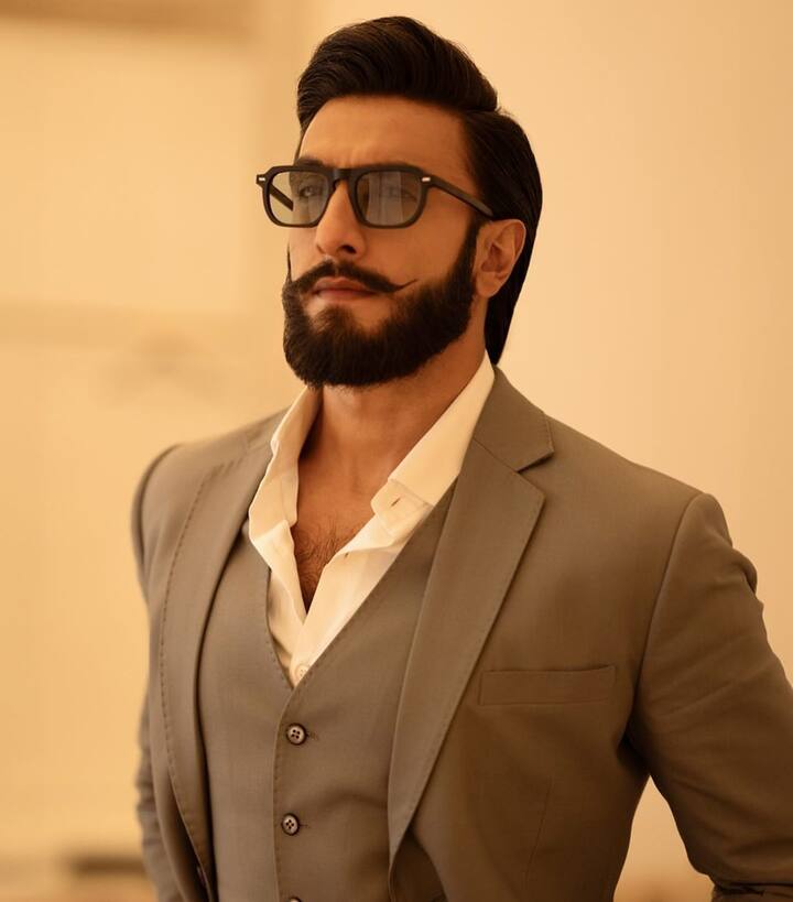 दरअसल एक बार अक्षय कुमार और रणवीर सिंह एक साथ करण जौहर के चैट शो ‘काफी विद करण’ में पहुंचे थे. इसी दौरान दोनों करण के साथ काफी मस्ती करते हुए नजर आए थे. इसके साथ ही अक्षय कुमार रणवीर सिंह का एक बड़ा सीक्रेट सभी के साथ शेयर किया था.