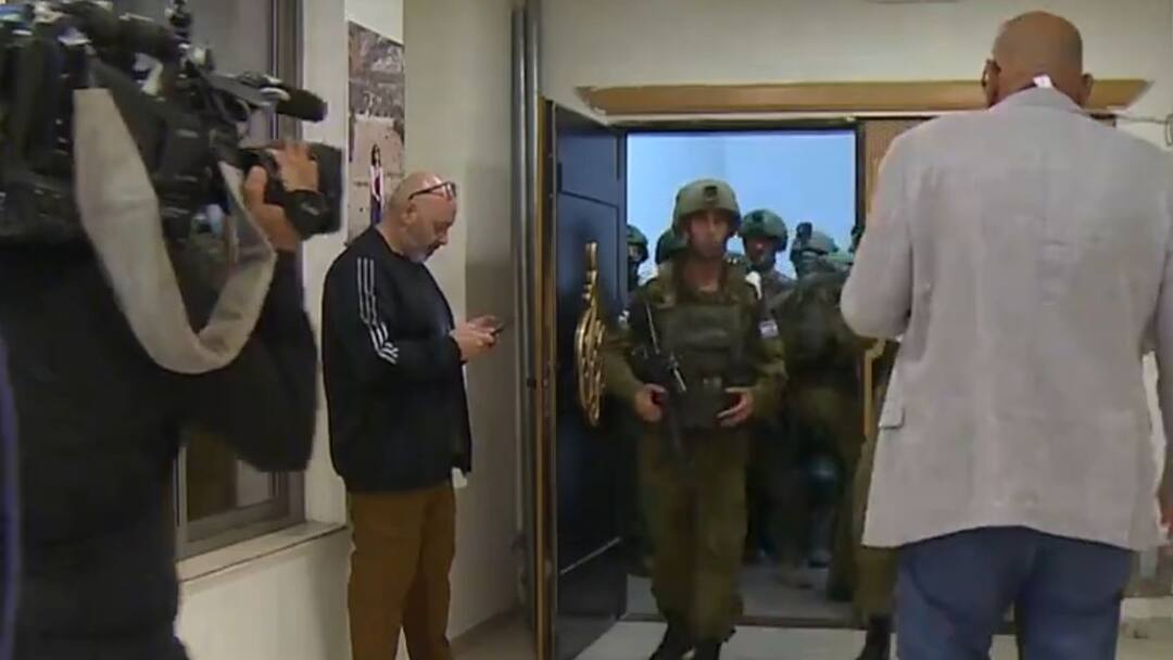 Al Jazeera: 'कैमरा लो और निकलो', अल जजीरा के ऑफिस में इजरायली सेना की रेड, प्रसारण पर लगाई रोक Al Jazeera Israeli army locked Al Jazeeras office immediately stopped broadcasting says take your camera leave Al Jazeera: 'कैमरा लो और निकलो', अल जजीरा के ऑफिस में इजरायली सेना की रेड, प्रसारण पर लगाई रोक