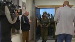 'कैमरा लो और निकलो', अल जजीरा के ऑफिस में इजरायली सेना की रेड, प्रसारण पर लगाई रोक