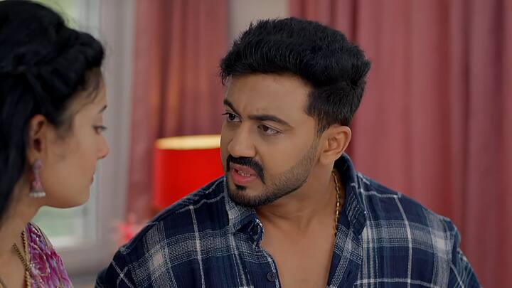 సేమ్ టు సేమ్ ఇప్పుడు సత్యభామ సీరియల్ లోనూ అదే జరుగుతోంది.. బాపూ బాపూ అని క్రిష్ తండ్రి మహదేవయ్యపై ప్రేమను చూపిస్తాడు.. తండ్రికి తగలాల్సిన కత్తిపోటుని తాను బలవుతాడు...కానీ క్రిష్ తన సొంత కొడుకు కాదుఅని మరో కొడుకు, తనపై హత్యాయత్న చేసిన రుద్రకి క్లారిటీ ఇస్తాడు మహదేవయ్య