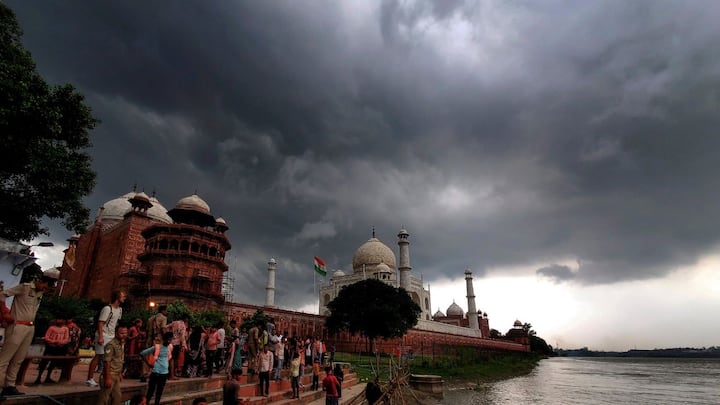 देशभर में मौसम का मिजाज प्रतिदिन बदलता जा रहा . कुछ राज्यों में बारिश मौसम सुहाना कर दे रही है तो कई जगहों पर आफत मचा रही है. यूपी के कुछ जिलों में बीते दो-तीन दिनों से लगातार हो रही बारिश से बाढ़ जैसी स्थितियां पैदा हो गई है.