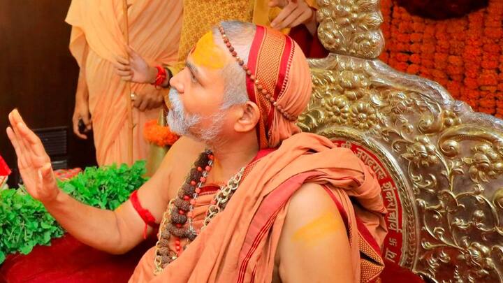 शंकराचार्य ने कहा कि सरकार को गल्ले का पैसा गिनना है तो उन्हें गिनने दो. उन्हें कोई भौतिक व्यवस्था करनी है तो करने दो, लेकिन धार्मिक व्यवस्थाएं धर्माचार्य के नियंत्रण और उनकी देखरेख में ही होनी चाहिए. शंकराचार्य ने एक मंत्र भी बताया और कहा कि हमारे शास्त्रों में कोई भी पाप या दोष को नष्ट करने का उपाय लिखा है.