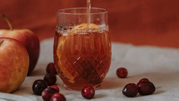 ছবি সূত্র- পিক্সেলস। চা খেতে যাঁরা ভালবাসেন, স্ট্রেসের মাত্রা কমাতে তাঁরা ভরসা রাখতে পারেন পছন্দের এই পানীয়তে।