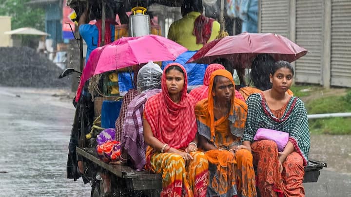 हालांकि पूर्वी राजस्थान की बात करें तो यहां कुछ इलाकों में मध्यम बारिश हो सकती है. यहां तक की हल्की बादल भी छाए रहेंगे. मौसम विभाग में अनुमान जताया है कि आने वाली 27 सितंबर से पूर्वी राजस्थान में बारिश की गतिविधियां फिर से तेज हो सकती है. 27 सितंबर के बास से राजस्थान के कुछ इलाकों में सामान्य से ज्यादा तेज बारिश होने की संभावना है.